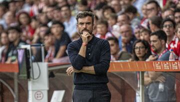 24-08-24. RUBÉN ALBÉS, ENTRENADOR DEL SPORTING, DURANTE EL PARTIDO FRENTE AL ELDENSE EN EL MOLINÓN.