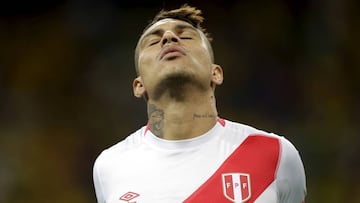 Paolo Guerrero en un partido ante Brasil