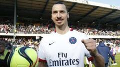 Ibrahimovic con el bal&oacute;n tras certificarse el t&iacute;tulo del PSG. 