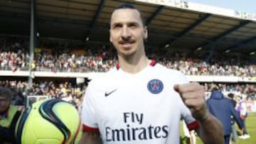 Ibrahimovic con el bal&oacute;n tras certificarse el t&iacute;tulo del PSG. 