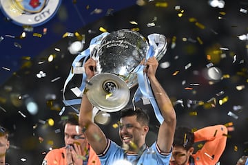 Rodrigo Hernández levanta por encima de su cabeza el trofeo de la Champions League.