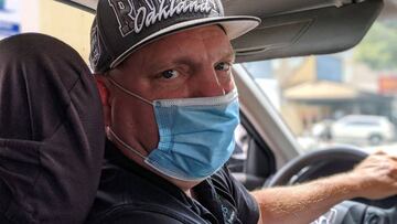 Imagen de un conductor portando mascarilla en el interior de un vehículo.