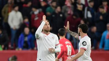 Isaac y Ramos celebran el gol del primero ante el Atlético.