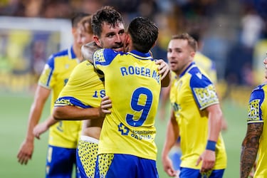 Su carrera para aprovechar una de las últimas jugadas del partido demuestra que tiene mucho fútbol. El central siempre cumple y es importante para el equipo cadista.