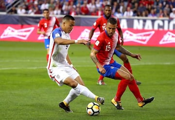 El estadounidense Bobby Wood protege el bal&oacute;n ante el costarricense Francisco Calvo.