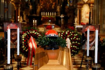 Miles personas se han acercado a la Catedral de San Esteban de Viena, lugar donde se ha instalado la capilla ardiente de Niki Lauda para darle el último adiós.