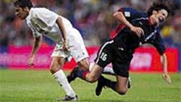 El Madrid, torpón en el área, cayó en la red pisado también por Carmona Méndez.