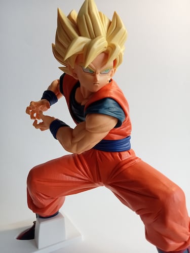 Goku carga el Kamehameha a máxima potencia que pulverizó a Célula en esta imponente figura