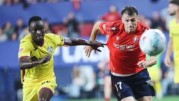 Budimir pelea un balón durante el partido ante el Getafe.