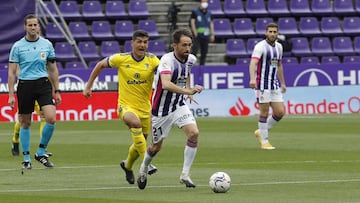 VALLADOLID. 24/04/21. M&iacute;chel Herrero, con el Real Valladolid, ante el C&aacute;diz.