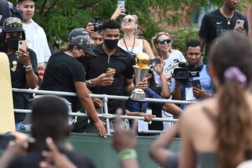 Giannis Antetokounmpo y los jugadores de los Bucks son aclamados por los aficionados en el autobús que recorre las calles de la ciudad de Milwaukee.