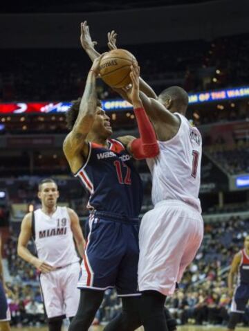 Chris Bosh defiende ante Kelly Oubre Jr.