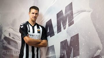 Josep Señé posa como nuevo jugador del Castellón.