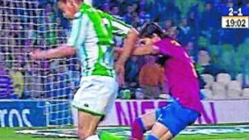 <b>LOS ARBITRAJES NO ENTIENDEN DE REMONTADAS MERENGUES</b> El tono de los arbitrajes establece diferencias entre Barça y Madrid. Los azulgrana apenas sufren contratiempos con ellos. La labor de Iturralde González levantó ampollas en Sevilla. Pasó por alto éste clarísimo agarrón de Cáceres a Oliveira, con 2-1. Los favores arbitrales han tenido que ver con que la diferencia entre ambos equipos sea hoy de diez puntos.