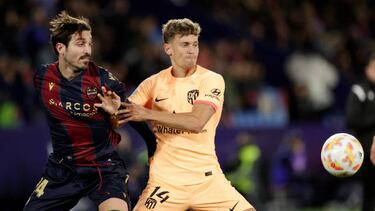 Marcos Llorente en una jugada ante el Levante.
