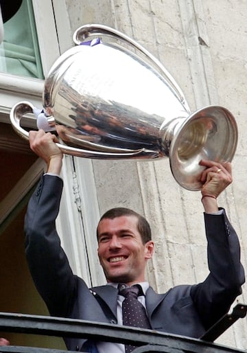 El francs fue el que lider a su Seleccin en el Mundial de 1998 jugado en el pas galo. Sus dos goles en la final ante Brasil valieron para que se quedara la Copa en Francia y a Zizou el Baln de Oro. En 2002 gan la Champions con el Real Madrid con un gol suyo tras una magistral volea.