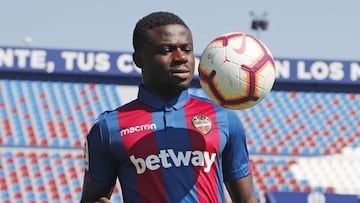 Moses Simon, en su presentación con el Levante.