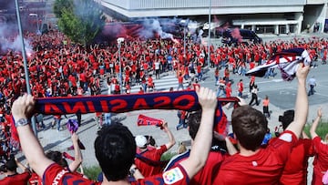 Aficionados rojillos en los aledaños de El Sadar.