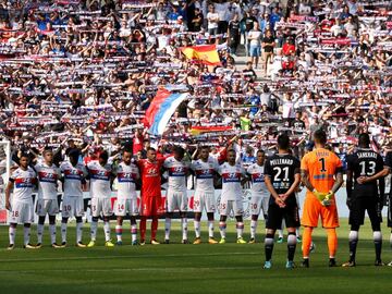 Soccer Football - Ligue 1 - Lyon vs Bordeaux - Lyon, France - August 19, 2017   Players and fans observe a minute&#039;s silence in reference to the Barcelona attacks before the match    REUTERS/Robert Pratta