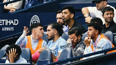 Ederson, Phil Foden, Rayan Cherki y Matheus Nunes en el banquillo del Manchester City.
