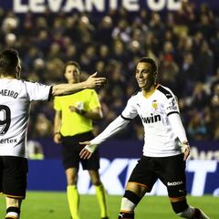 Gameiro vio el agujero y el Valencia remonta