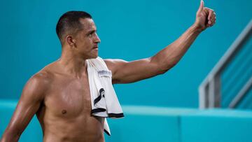 Alexis Sánchez saluda al público durante un encuentro de la International Champions Cup.