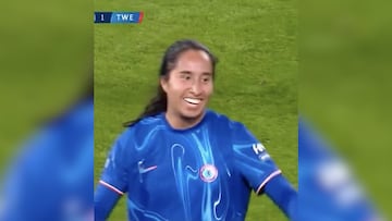 La atacante colombiana aprovechó un error de la arquera rival y, con un espectacular remate desde larga distancia, selló el tercer gol en la contundente victoria 6-1 frente al Twente.