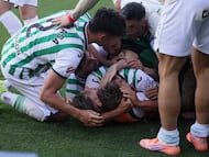 Los jugadores del Córdoba abrazan a Isma Ruiz