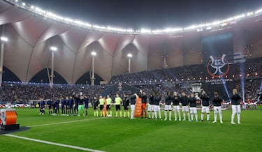 Salida al campo de los jugadores.