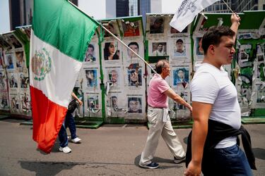 Protestan contra la elección judicial en el Monumento a la Revolución