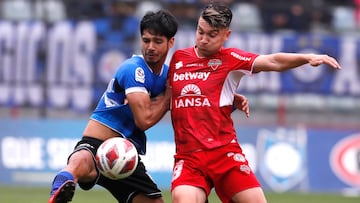 El jugador de Huachipato, Jimmy Martínez, disputa el balón contra Rodrigo Cisterna de Ñublense durante el partido de Primera División.