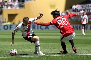 Franco Mastantuono regatea a Yoichi Naganuma duranta la primera mitad del partido.