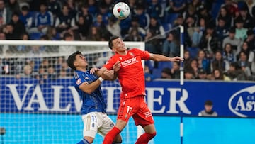 OVIEDO, 03/11/2025.- El delantero de Osasuna Ante Budimir (d) cabecea un balón ante fensaSantiago Colombatto, del Oviedo, durante el partido de la jornada 11 de LaLiga EA Sports que Real Oviedo y CA Osasuna disputan este lunes en el estadio Carlos Tartiere. EFE/Paco Paredes