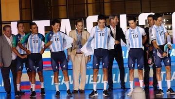 Los corredores del Team Medellín, con López y Sevilla, muestran una camiseta albiceleste durante la presentación de la Vuelta a San Juan.