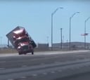 Cuidado con el viento: la DGT enseña un camión que sale volando en plena autopista
