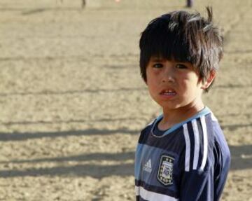 Claudio Nancufil, argentino de ocho años de edad, prodigio de los Andes del sur, que podría confundirse con un clon de Lionel Messi en poco tiempo puede tomar el mismo camino a la gloria del fútbol como el as de Barcelona. Nancufil, pequeño para su edad, se ha convertido en una sensación en los medios desde que salió como un talento inusual en el modesto club de Martin Guemes en la estación de esquí de Bariloche.