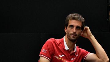 El tenista español Albert Ramos-Vinolas observa a Carlos Alcaraz durante un partido en la Copa Davis.