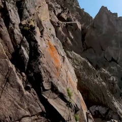 Escala una imponente columna de roca y salta desde 30 metros al mar