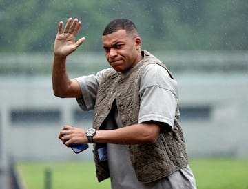 Mbappé, en la llegada a Clairefontaine. 