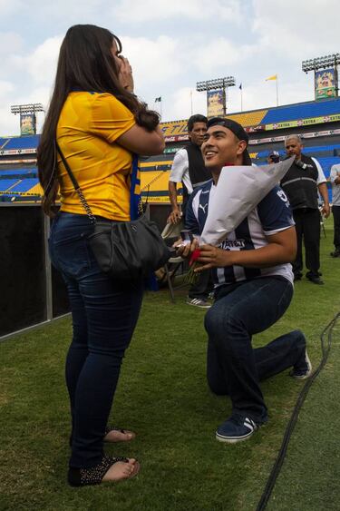 Aficionado de Rayados se comprometió con seguidora de Tigres