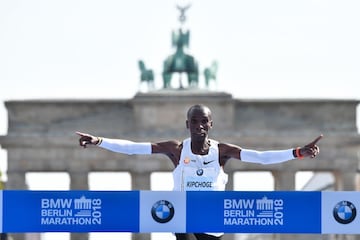 La proeza de Kipchoge llegó en la cita alemana, propensa a registrar grandes marcas entre las estrellas mundiales. El keniata rebajó en 1:18 la anterior marca en una muestra de superioridad tremenda. El pasado mes de octubre, en Viena, consiguió la proeza de bajar de las dos horas (1h 59:40), aunque no se trataba de una carrera homologada por diversas razones: sin rivales, referencias y otros condicionantes. Aún así, fue un registro de época.