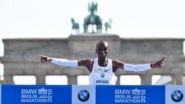 El atleta keniano Elid Kipchoge celebra su victoria en el Maratón de Berlín 2018.