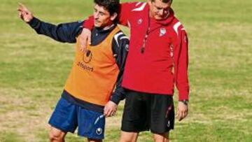 <b>CAMBIOS. </b>Nino Lema confía en Peragón para ser la referencia en ataque.