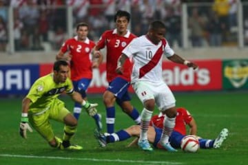 El último festejo de Perú ante Chile por clasificatorias data de marzo de 2013. Aquella vez fue 1-0 gracias a anotación de Jefferson Farfán, tras un error en la salida de Junior Fernandes.