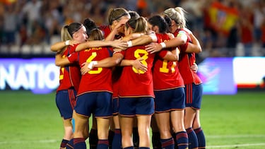 CÓRDOBA, 26/09/2023.- Las jugadoras de la selección española celebran tras marcar el 1-0 durante el encuentro de la UEFA Liga de las Naciones entre España y Suiza, este martes en el Estadio Nuevo Arcángel en Córdoba. EFE/Salas