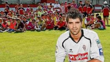 <b>EL PRIMERO. </b>'Pichu' Cuéllar fue presentado ayer en Mareo. Es el primer fichaje del Sporting de Gijón.