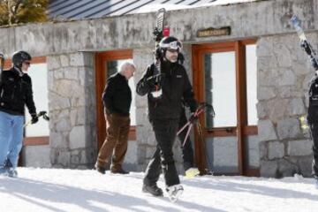 Rey Felipe VI ha aprovechado el buen tiempo para disfrutar de su afición al esquí en las pistas de la estación de Baqueira Beret (Lleida), en el Valle de Arán, provincia de Lleida. Felipe VI ha subido hasta la cota de 1.500 metros y, desde allí, hasta la de 1.800 en telesilla, donde ha comenzado a esquiar.