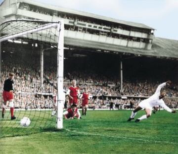 18/05/1960 Final de la Copa de Europa entre el Real Madrid y el Eintracht. Gol de Di Stéfano, centro de Puskas a Canario. Éste avnaza, pese a la entrada del defensa Höfer y lanza un centro chut, que alcanza Di Stéfano, quien, a pesar de resbalarse por el estado del césped, consigue empatar el resultado a 1-1