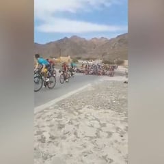 Espectacular caída masiva por culpa de un charco en Omán