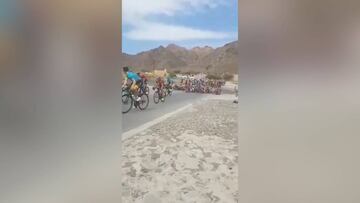 Espectacular ca¨ªda masiva por culpa de un charco en Om¨¢n